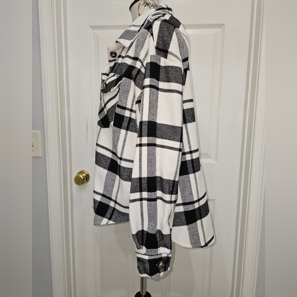 Love Tree, Plaid Women's Shacket - Black and White, Size Small, NWOT - Picture 3 of 9